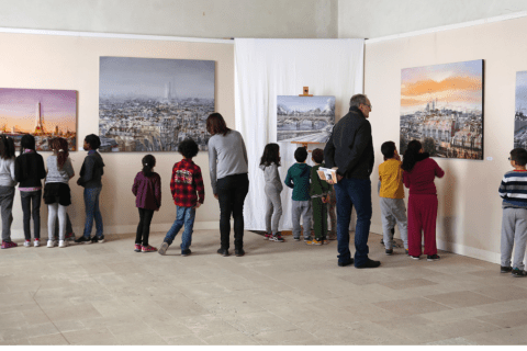 Des élèves regardent une exposition